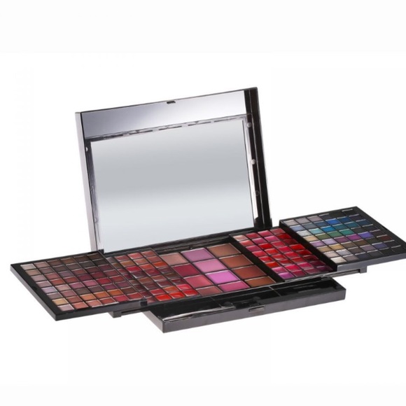 Bloomingdale’s Ultimate Collection Palette - Picture 3 of 5